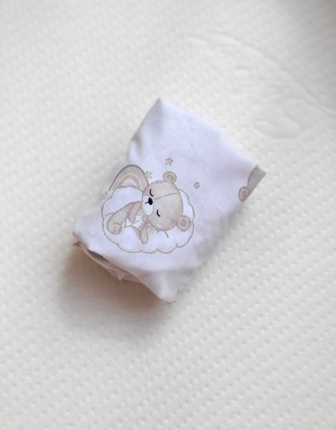 Prześcieradło bawełniane do kosza Mojżesza Boho wózka gondoli 75x35 cm - beżowy miś z tęczą