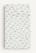 Prześcieradło bawełniane z gumką do łóżeczka 120x60 cm - chmurki szare