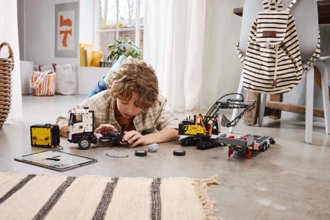 LEGO Technic Ciężarówka Volvo FMX i koparka EC230 Electric 42175