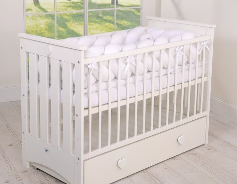 Drewniane łóżeczko dla niemowląt 120x60cm Lorenzo III białe, z osłonkami gryzakami