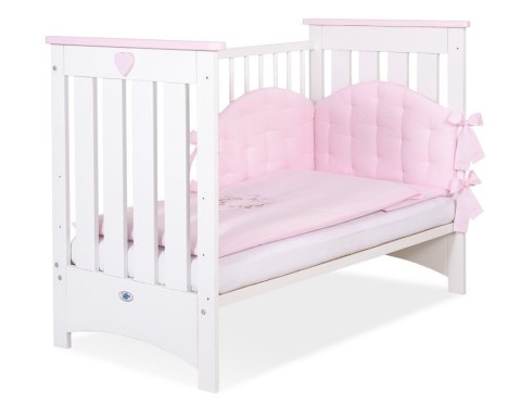 Drewniane łóżeczko dla niemowląt 120x60cm Lorenzo III biało-różowe, z osłonkami gryzakami