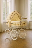 Wiklinowy kosz Mojżesza Retro ze składaną budką Emma - biały + kremowa pościel z koronką