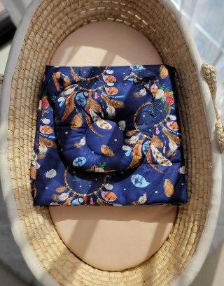 Kołderka z wypełnieniem i poduszka profilowana Miś - zestaw 2cz. - łapacze snów granatowe